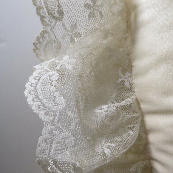 Square Pillow with heart design on top, vintage Victorian look - Picture 6 of 7